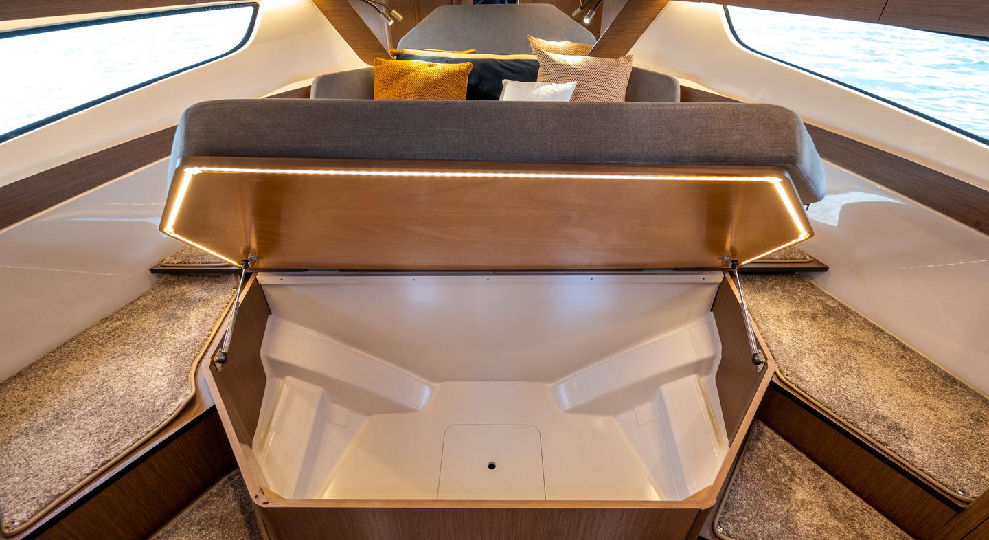 Antares_11_Fly_Interior_09